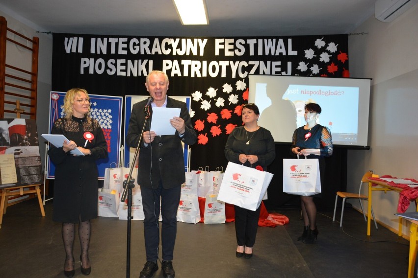 VII Integracyjny Festiwal Piosenki Patriotycznej w SOSW w Radomsku. ZDJĘCIA