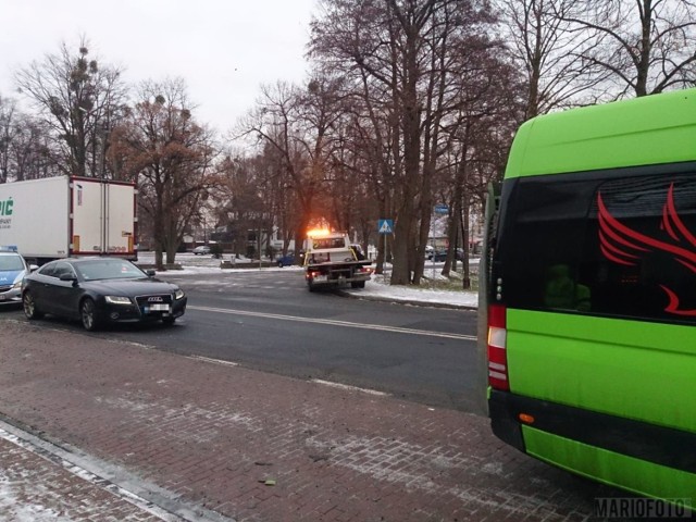 24-letnia kierująca audi A5, wyjeżdżając z miejsca parkingowego na ul. Namysłowskiej w Dobrzeniu Wielkim, wymusiła pierwszeństwo przejazdu na mercedesie sprinterze, przewożącym pięcioro niepełnosprawnych dzieci. Doszło do zderzenia, na szczęście nikt nie odniósł obrażeń. 24-latka została ukarana 250-złotowym mandatem. Zgłoszenie kolizji policjanci otrzymali o godz. 15.10.