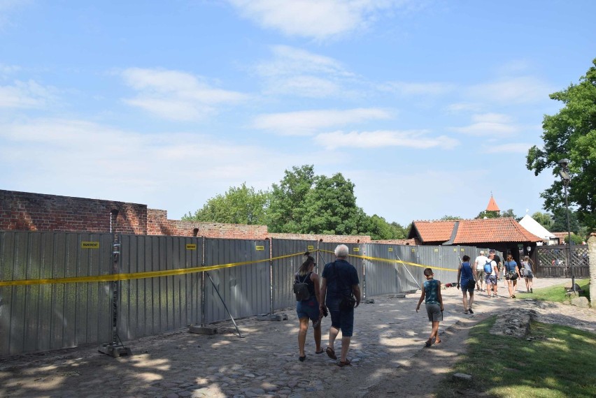 Malbork. Wykopaliska na zamku z bardzo ciekawym odkryciem. Fragment muru odbudowano w złym miejscu