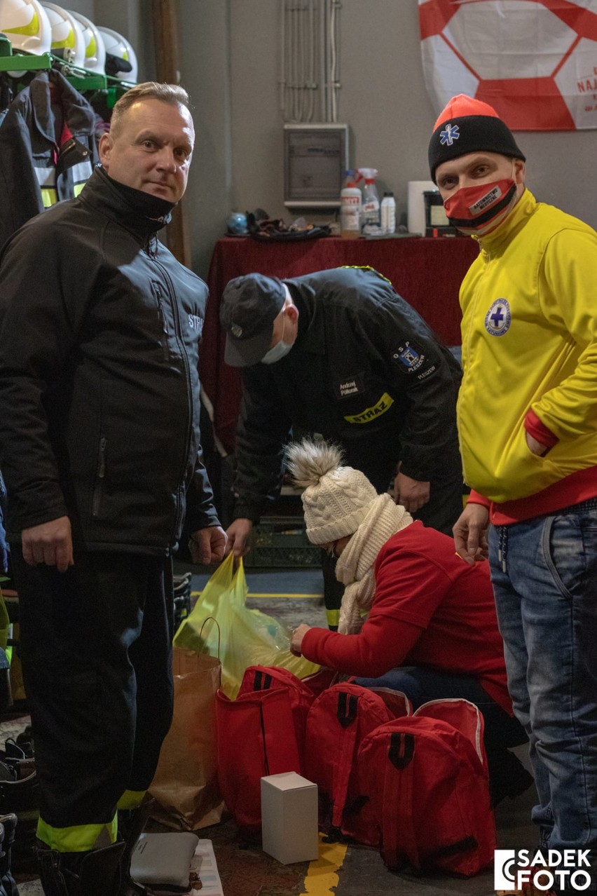 Ratownicy i strażacy złożyli świąteczną wizytę rodziny z Sowiny
