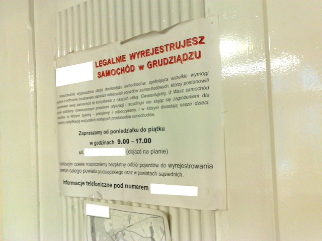 Plakat wiszący na drzwiach pomieszczenia wydziału transportu. Trudno go przegapić.​