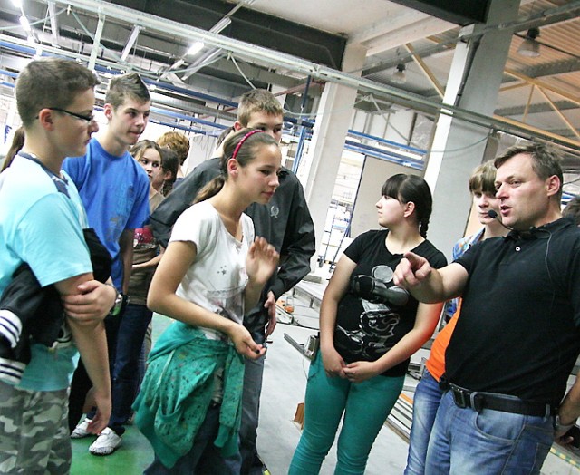 Uczniowie m.in. z Włocławka i Smólnika zwiedzili hale produkcyjne. Paweł Kuźmiński (z prawej) pokazał uczniom, jak produkuje się umywalki i brodziki ceramiczne