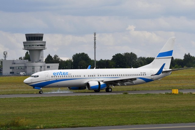 Zdjęcia z górki spotterskiej, na lotnisku w Poznaniu. Łukasz Szewczyk fotografuje samoloty - 20.07.2021.