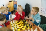 Krynica-Zdrój. Dzieci z Ukrainy uczą się gry w szachy. Żeby organizować turnieje potrzebują kompletów do gry