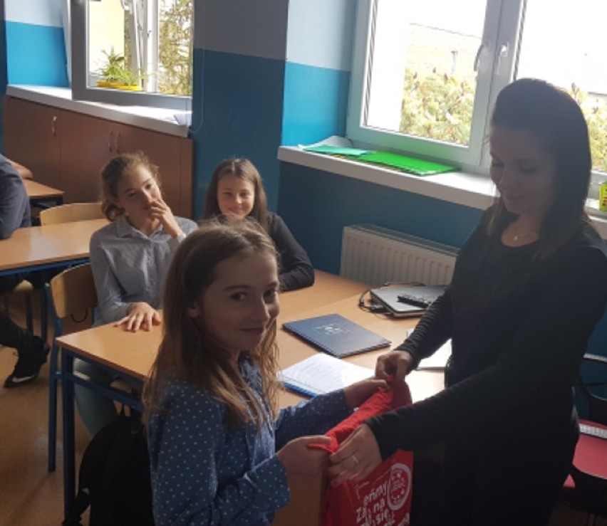 Światowy Dzień Tabliczki Mnożenia w szkole w Zakrzynie, czyli "Młodsi sprawdzają, czy starsi tabliczkę mnożenia znają!"