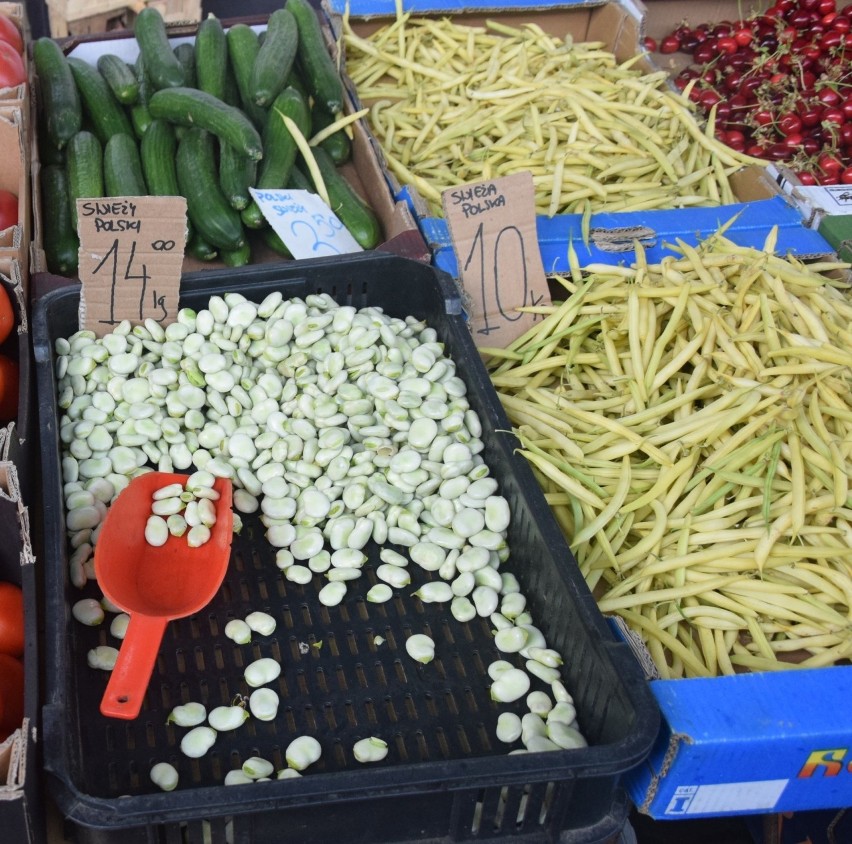 Ceny warzyw i owoców na targowisku miejskim w Szydłowcu. Dziesiątki samochodów, setki kupujących. ZOBACZ ZDJĘCIA!