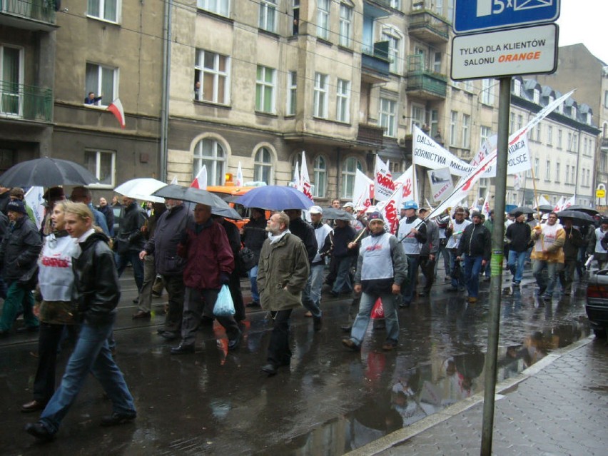 Demostracja kieruje się w stronę Urzędu...