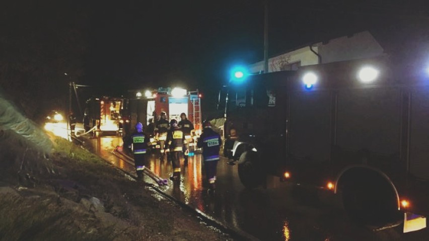 Pożar budynku koło Podegrodzia. Z ogniem walczyło 9 straży