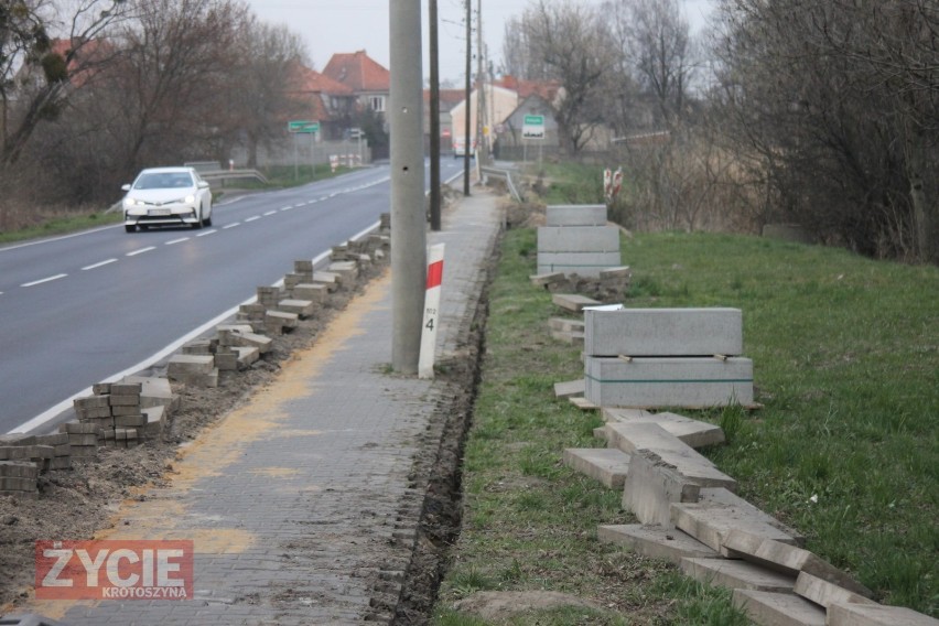 Remont chodnika przy krajówce w Starym Kobylinie [ZDJĘCIA] 