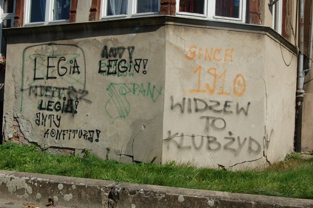 Od dawna ślady kibicowskiej wojny widać na kwidzyńskich murach