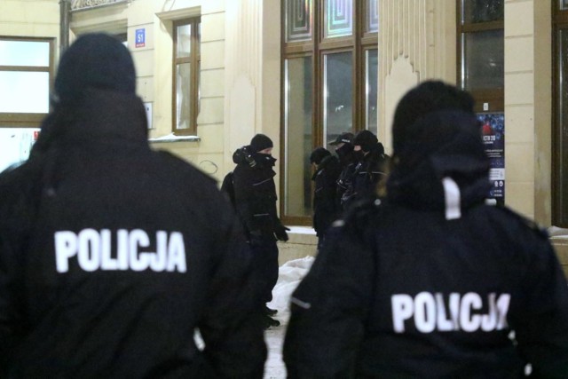 Policjanci zatrzymali pięciu mężczyzn podejrzanych o porwanie i dręczenie 21-latka z powiatu puckiego