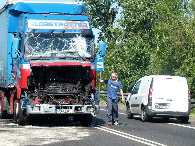 Do wypadku doszło w piątek o godzinie 4.45. Kierowca volvo, jadący w kierunku Warszawy, uderzył w tył ciężarowego mana. Ten z kolei wpadł na ciągnik siodłowy mercedes, który uderzył w tył kolejnego mana.