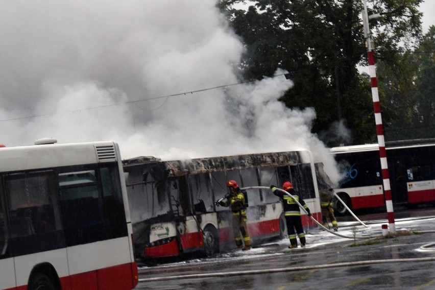 Nowy Sącz pożar. W zajezdni MPK zapalił się autobus. Strażacy w strugach deszczu gasili pożar [ZDJĘCIA]