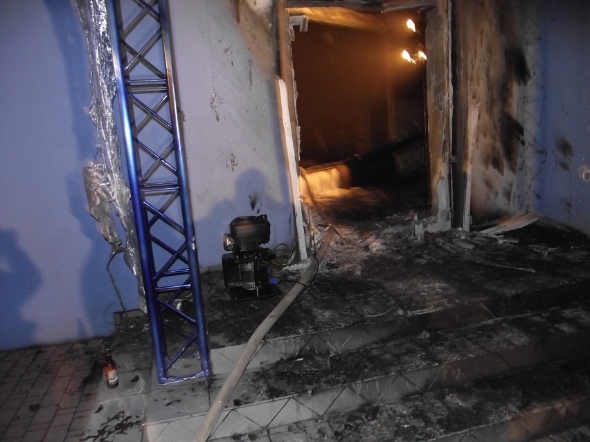 Pożar dyskoteki w Czekanowie. Podpalacz wrzucił substancję łatwopalną i podpalił budynek