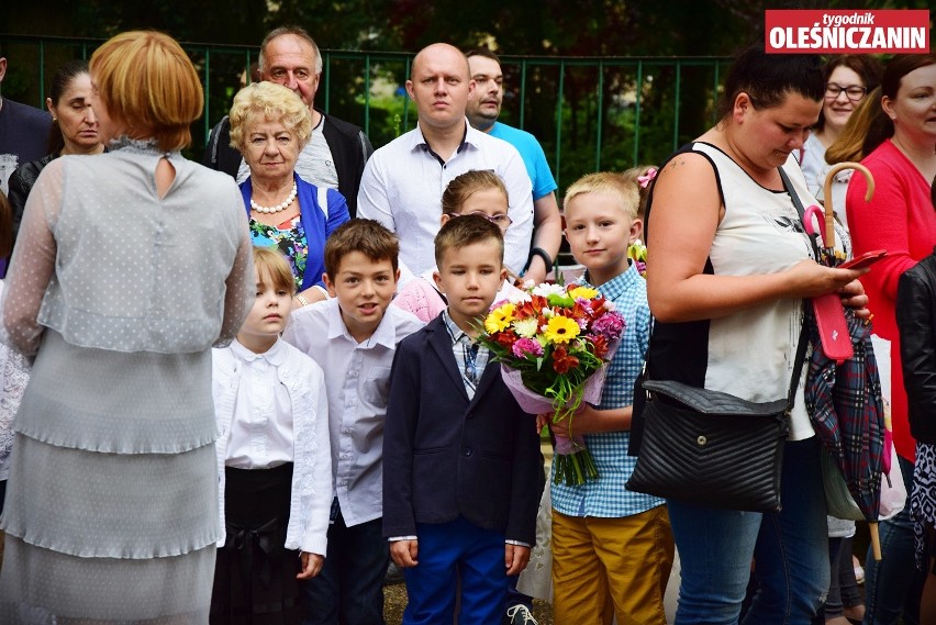 Nareszcie wakacje!  Uczniowie żegnają szkołę!