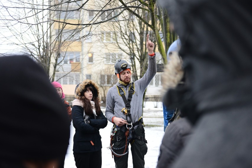 Skok dla WOŚP Warszawa 2019. Ekstremalne pomaganie podczas 27. finału. Śmiałkowie skoczyli z 14. piętra [ZDJĘCIA]