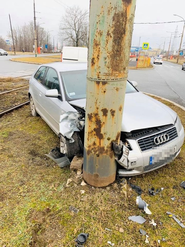 Kierowca audi, chcąc uniknąć zderzenia, wjechał w słup