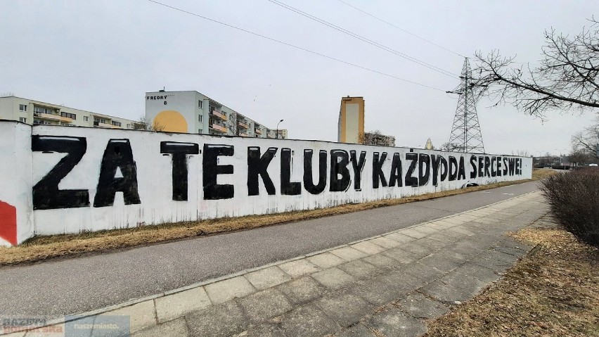 Murale we Włocławku stworzone przez kibiców piłki nożnej i...