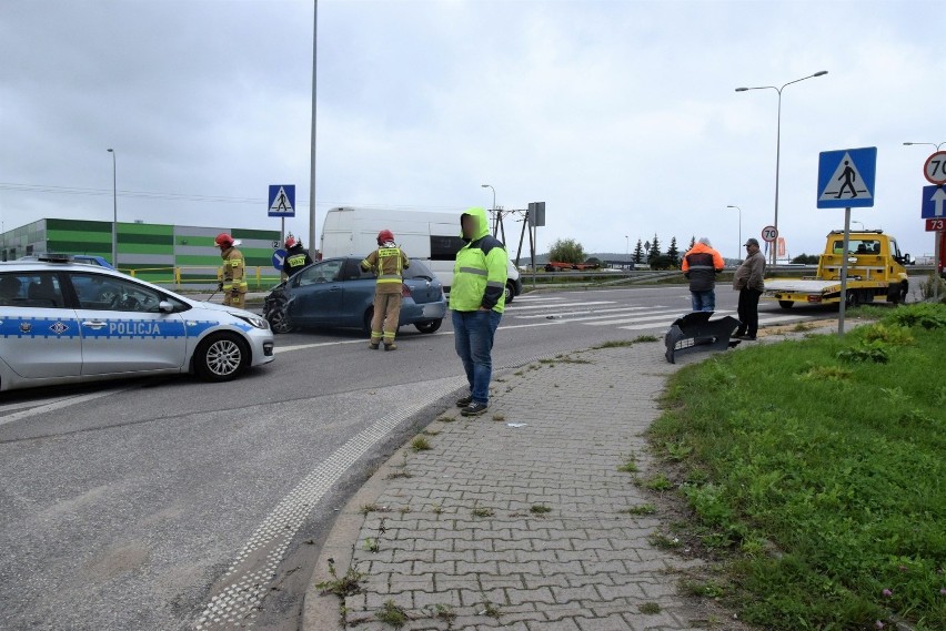 Wypadek na ulicy Ściegiennego w Kielcach. Duże utrudnienia po zderzeniu ciężarówki z osobówką. Zobaczcie zdjęcia