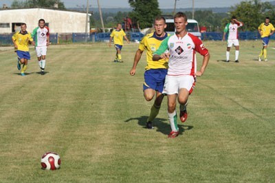 Marcin Smarzyński (w żółtej koszulce) dał sygnał do ataku w sparingu z Przebojem Wolbrom.  W nagrodę znalazł się w kadrze na  nowy sezon