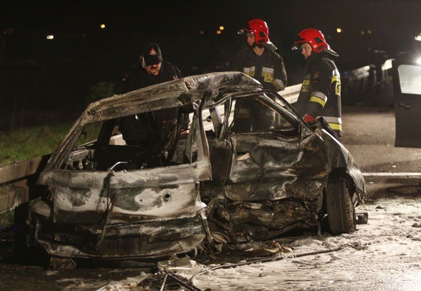 Dwie osoby spłonęły, trzy trafiły do szpitala - to bilans wypadku w Gąskach na drodze A1 (zdjęcia)
