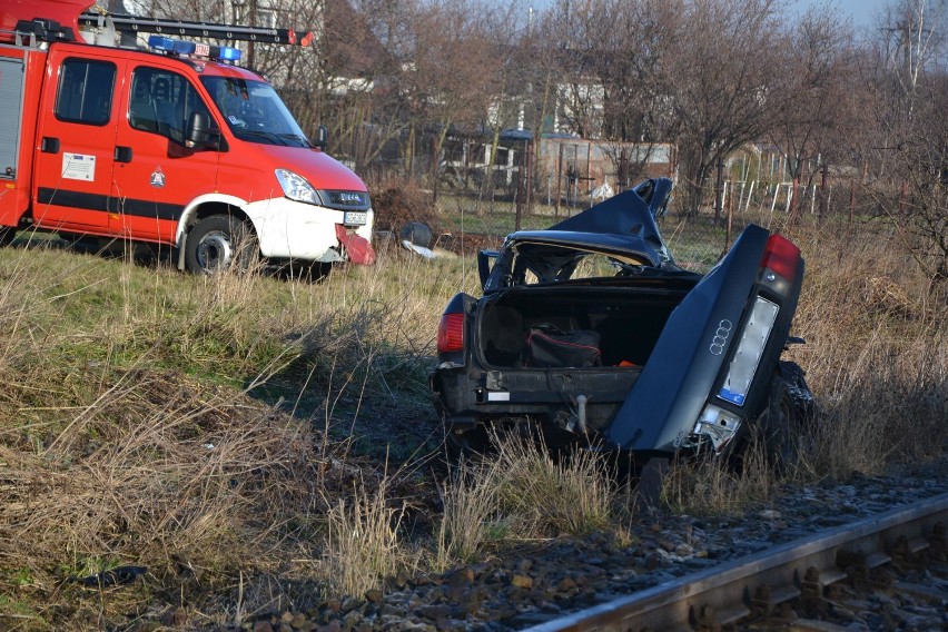 Śmierć na torach kolejowych w Malborku. Audi wpadło pod pociąg [ZDJĘCIA, FILM]