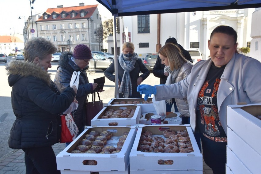 Tłusty Czwartek dla Jagódki w Kaliszu. Chętnych na pączki nie brakowało. ZDJĘCIA