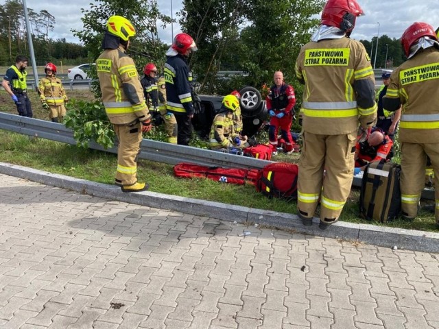 Wypadek miał miejsce na trasie S3. Samochód osobowy dachował