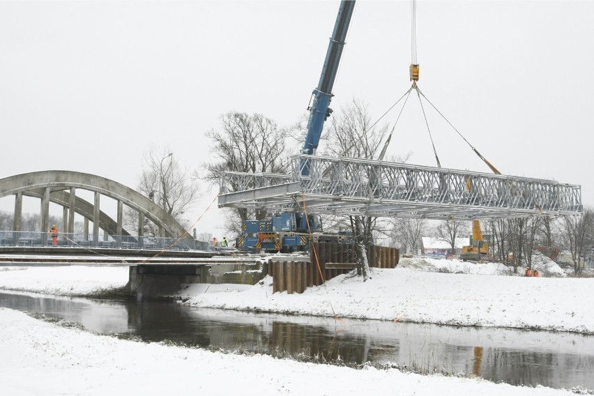 Przykład mostu tymczasowego we Wrocławiu. Tutaj również...