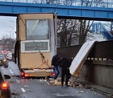 Wrocław. Wiózł kontener na lawecie i nie zmieścił się... pod wiaduktem na al. Hallera (ZDJĘCIA)