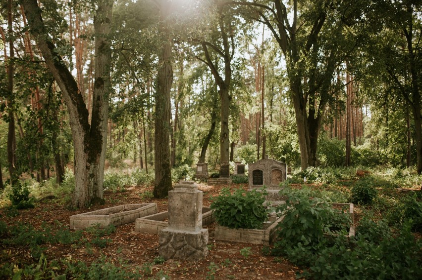 Ku pamięci opuszczonym cmentarzom. Oni remontują stare i zapomniane cmentarze w Ryczywole w czynie społecznym