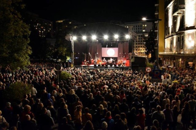 Teatralna część Warszawy Singera 2018 rozpocznie się jeszcze przed oficjalnym startem festiwalu (22 sierpnia). Oferta prezentuje się ciekawie – będzie można wybierać spośród różnorodnych gatunków spektakli i form teatralnych. Na festiwal przyjadą zespoły teatralne z Izraela, zobaczymy też przegląd najgłośniejszych przedstawień warszawskiego Teatru Żydowskiego. Szczegóły w artykule poniżej.