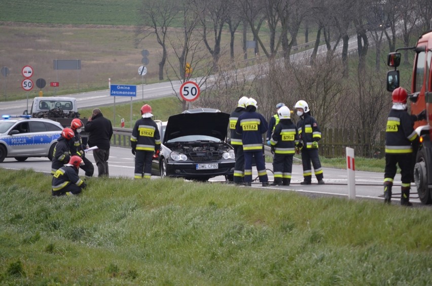 Głogów: Na DK 12 koło Kurowic zapalił się mercedes. Gasili go strażacy