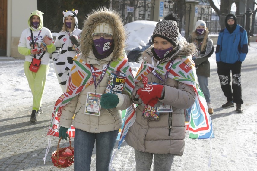 WOŚP 2021 w Rzeszowie. Wolontariusze z psami kwestują na ulicach miasta [ZDJĘCIA]