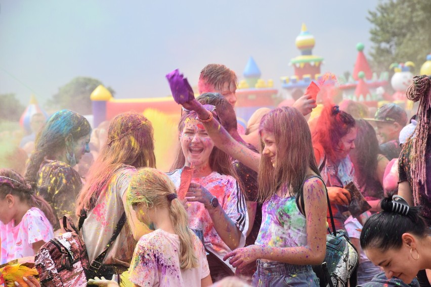 Holi Festiwal w Rogoźnie. OSiR otuliła kolorowa chmurka [ZDJĘCIA]