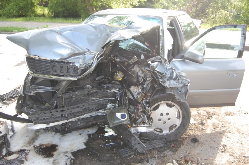 Słupsk: Wypadek na ul. Kaszubskiej. Samochód zderzył się z drzewem i latarnią