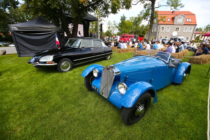 Zamek i muzeum motoryzacji blisko Wrocławia, we wsi Ślęza -...