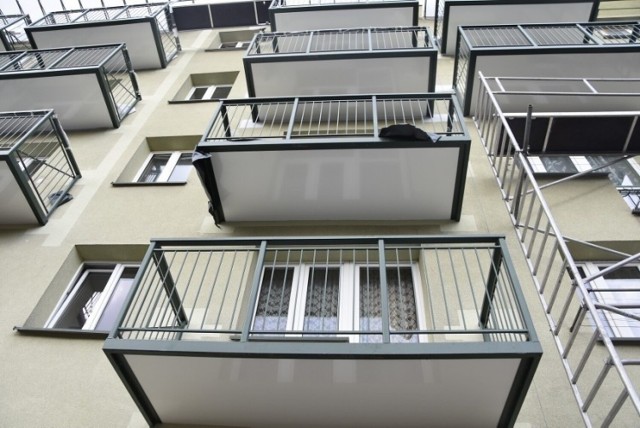 Właściciele mieszkań z balkonami w niektórych miastach zapłacą dodatkowy podatek. Kto jednak odpowiada i płaci za remont balkonu?