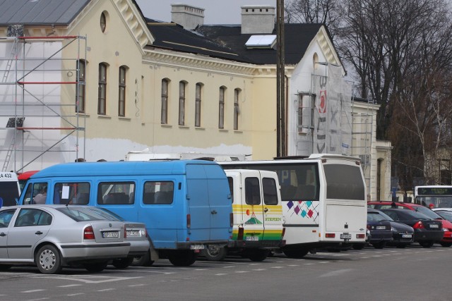 Minibusy parkują na miejscach dla samochodów osobowych, ale nie płacą za parking