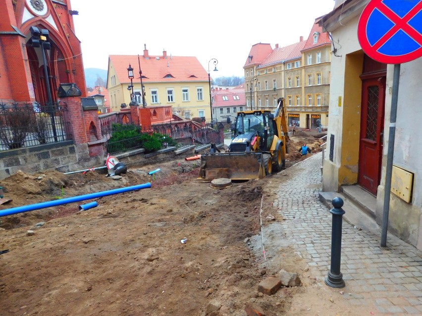 Wałbrzych: Na ulicy Garbarskiej układają już chodniki z kostki brukowej [ZDJĘCIA]