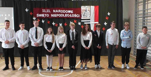Wykonawcy części słownej okolicznościowej akademii w Szkole Podstawowej numer 1 w Starachowicach. Więcej na kolejnych zdjęciach