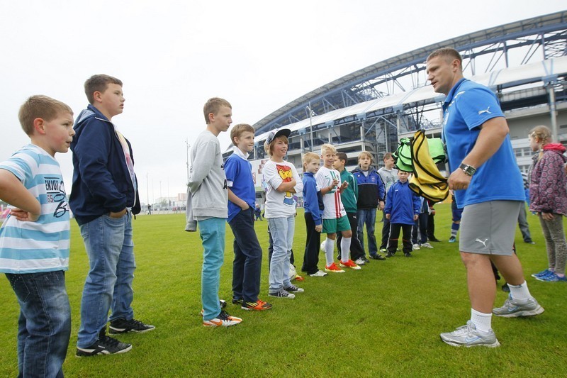 Poznań: Dzieci przejmują stadion przy Bułgarskiej [ZDJĘCIA, WIDEO]