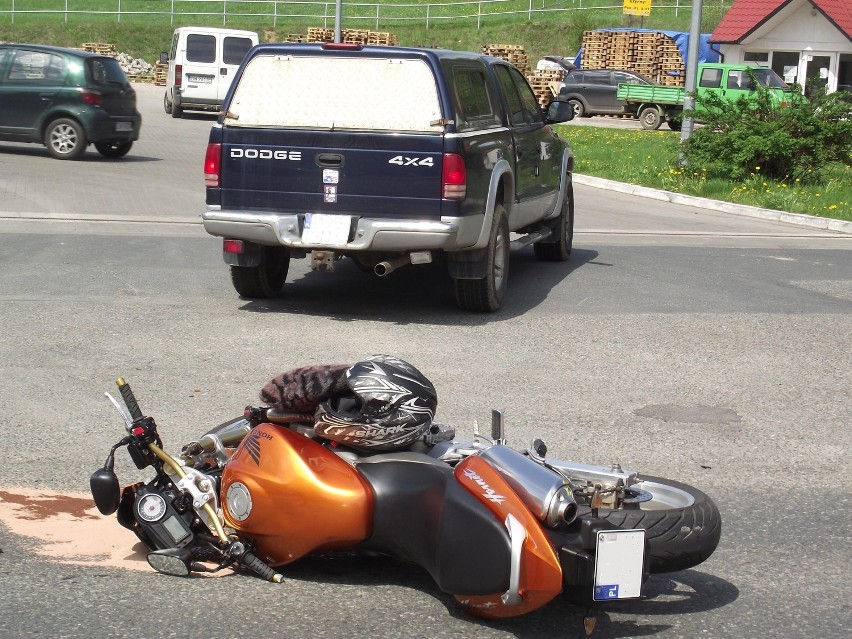 Jelenia Góra: Motocyklista zderzył się z osobówką (ZDJĘCIA)