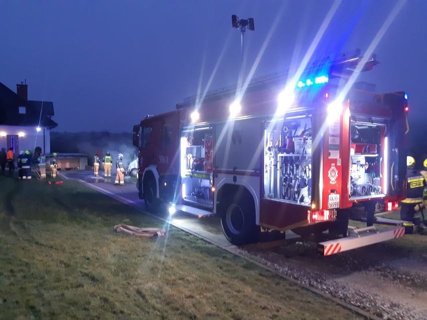 Pożar samochodu na posesji w miejscowości Głojsce koło Dukli [ZDJĘCIA]