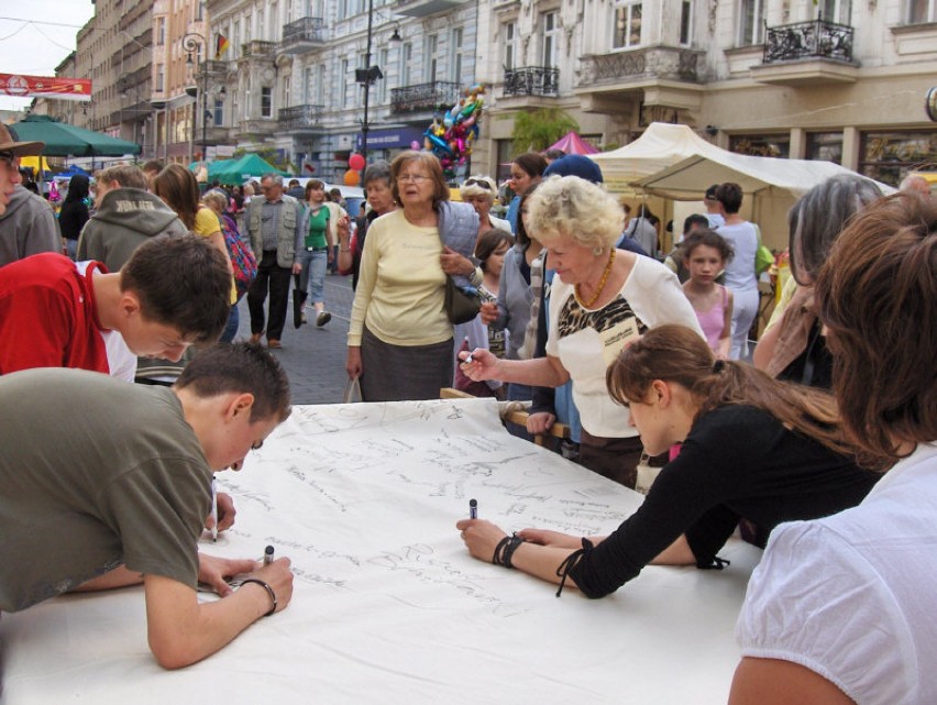 Łodzianie składają podpisy na tkaninie