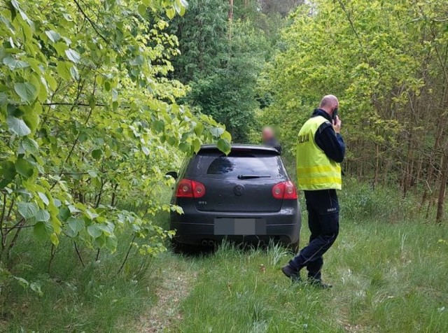 Pościg za kierowcą VW zakończył się na terenie kompleksu leśnego w Rakowicach. Tam mężczyzna porzucił samochód i uciekł.