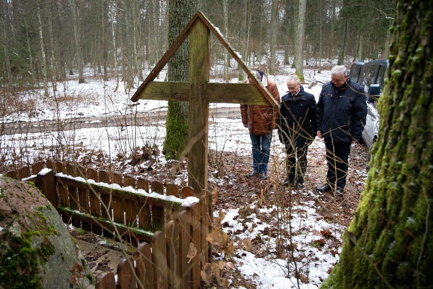 Rajd pamięci z okazji 160. rocznicy wybuchu Powstania Styczniowego. Samorządowcy, mundurowi i młodzież odwiedzili miejsca pamięci 