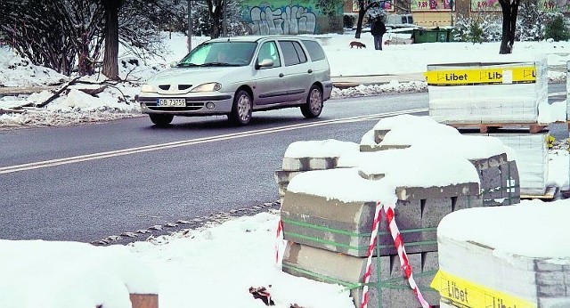 Na razie zostały wstrzymane prace na ul. Broniewskiego w Wałbrzychu. Remont ma się zakończyć jeszcze w tym roku