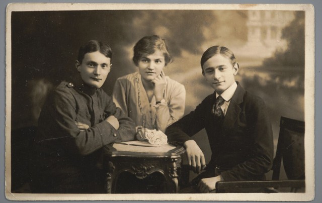 Portret kobiety i dwóch mężczyzn; atelier Leona Sprunga "Stella" przy ul. Sławkowskiej 12, lata 20. XX wieku