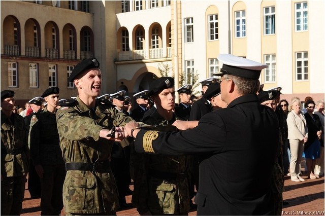 Studenci wojskowi Akademii Marynarki Wojennej odebrali dziś pierwszą  służbową broń [ZDJĘCIA] | Gdynia Nasze Miasto